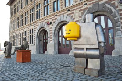 Vreemde figuren bewaken de buitenkant van het Havenhuis, het hoofdkantoor van de Antwerpse haven. © Erik De Smet