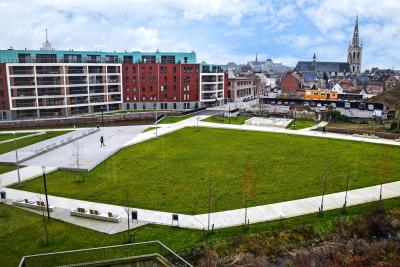 Het Sluispark is een nieuw en groen plein in Leuven, een open ruimte tussen de Dijle, industrieel erfgoed en nieuwbouwflats. © Luk Vanmaercke.