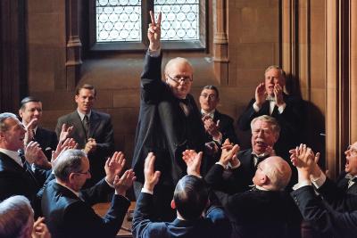 In een onstuimig parlement maakt Churchill het onsterfelijk geworden zegeteken. © Sony Pictures