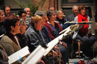 Sedert de start van het nieuwe jaar repeteren de koorleden elke maandag in de Sint-Gilliskerk. © Violet Corbett-Brock
