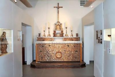 In het museum in Sint-Truiden staat permanent een Tridentijns altaar opgesteld met voorwerpen uit stro. © DE MINDERE