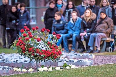 Collectieve rouw in Lommel bij de herdenking van het busongeval in Sierre. © Belga Image