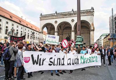 Betogers eisen in München een waardige behandeling van afgewezen asielzoekers. © Belga Image