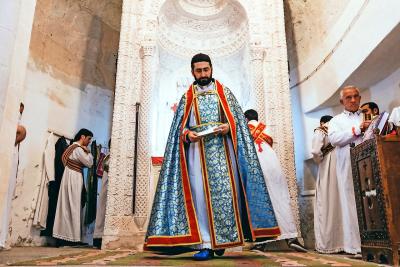 Een Syrisch-Orthodoxe priester celebreert de mis in een oude kerk in Turkije. © Belga Image