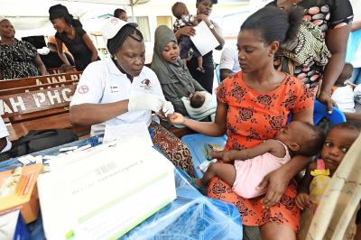 In de Nigeriaanse hoofdstad Lagos test Development Africa een moeder op malaria. © Belga Image