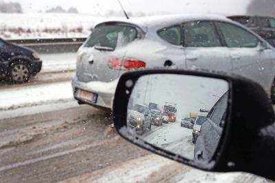 Staat iedereen als gevolg van de sneeuw in de file en komt te laat op het werk? Daar moet de weerman toch voor iets tussen zitten. © Belga Image