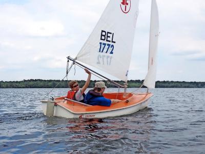 De loden kiel maakt dat de boot minder onderhevig is aan schommelingen en niet kapseist. © Sailability Vlaanderen vzw