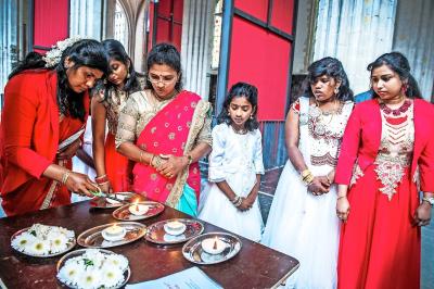 Tamils tijdens de viering van buitenlandse gemeenschappen in de kathedraal in Antwerpen. © Frank Bahnmüller