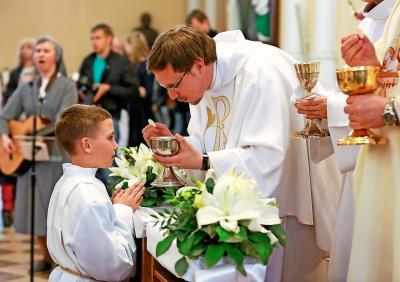 Russische katholieken tijdens een eerste communieviering, hier in Moskou. © KNA-Bild