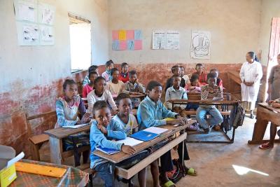 Eric Mattern vertelt Malagassische kinderen over het beroep van onderwijzer. © Lut De Sutter