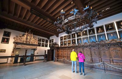 Nederlandse toeristen in de zaal in Münster waar in 1648 vrede werd gesloten. © Belga Image