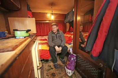 Thuislozen die bij vrienden op de fauteuil slapen of een caravan betrekken blijven vaak onder de radar. © Belga Image