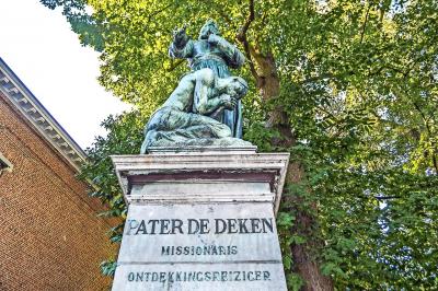 Het standbeeld in Wilrijk voor pater De Deken. Denigrerende voorstelling? © Erik De Smet