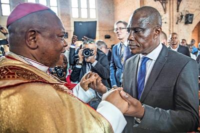Aartsbisschop Fridolin Ambongo begroet oppositiekandidaat Martin Fayulu. © Belga Image