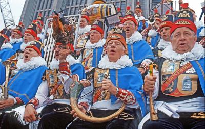 Ook Namen, waar ‘40 Molons’ zingend in het Waals door de stad trekken, voert actie om het dialect te bewaren. © Belga Image