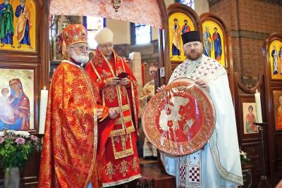 Priester Ivan Moiseitsiik (rechts) in de liturgie met bisschop Johan Bonny en archimandriet Serge Gajek. © Dmitro Derkach