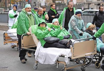 Werknemers uit de gezondheids- en welzijnszorg kwamen al ettelijke keren op straat om de almaar toenemende werkdruk aan te klagen. © Belga Image