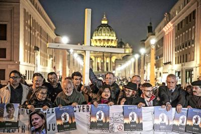 Slachtoffers betogen tijdens de ‘misbruiktop’ in Rome. Ze eisen erkenning en gerechtigheid. © KNA-Bild