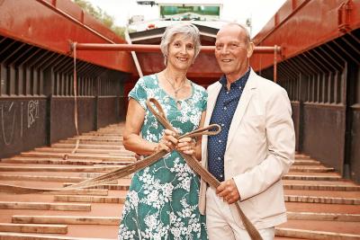 Ria van Sommeren en Henk Beerens in het ruim van de Arcadia: „Ons schip was een leven lang ons huis.” © Fotopunt