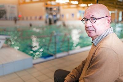 Zwemofficial Luc Van Laere: „Zelf zwemmen? Neen, ik heb bodem nodig, moet me veilig voelen.” © Leo De Bock