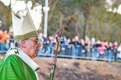 Paus Franciscus neemt zijn tijd om de weg te onderscheiden, maar velen willen actie. © KNA-Bild