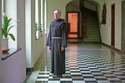 „Misschien zijn we onzichtbaar geworden”, zegt pater Bob Van Laer, hier in zijn franciscanenpij. © Mine Dalemans