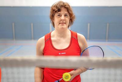 Karen Geselle geeft het beste van zichzelf op en naast het badmintonveld. © Leo De Bock