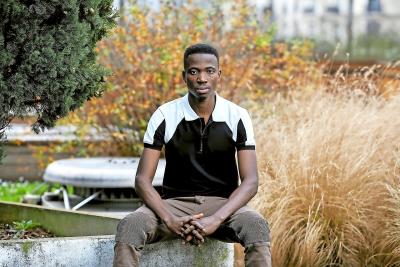 Kouamé: „Ik schreef niet enkel mijn verhaal, maar evenzeer dat van duizenden vluchtelingen.” © XO Éditions