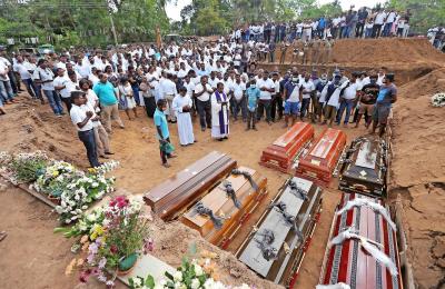 Begrafenis van katholieke slachtoffers in Sri Lanka na wellicht bloedigste vergrijp tegen kerken in jongste jaren. © Belga Image