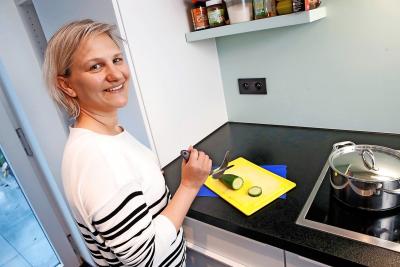 Met een keukenmes voor eenhandigen snijdt Anneleen Leyman vlot een komkommer in schijfjes. © Christof Ghyselinck