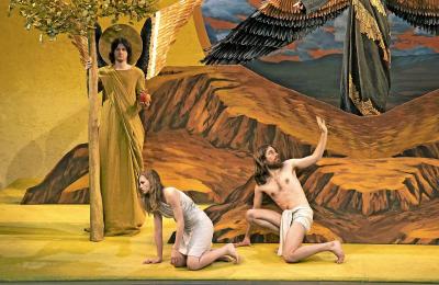 Theatervoorstelling van het oorsprongsverhaal uit het Bijbelboek Genesis. © Belga Image