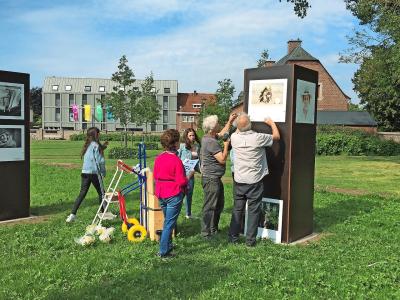 Vrijwilligers hingen zeshonderd foto’s uit in de straten en op de pleinen van Overpelt. © Fotofestival Pelt