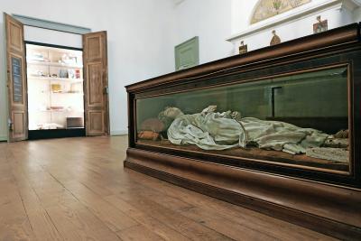 Een glazen grafkist met een reliekbeeld uit het rijke erfgoed van vrouwelijke religieuzen. © Borgers-Devriendt/PARCUM