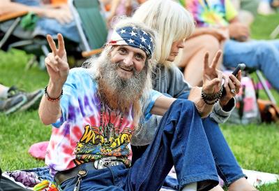 Make love not war. Voor de recente herdenking van vijftig jaar Woodstock doken sommigen in hun fleurige flowerpowerkleren. © Belga Image