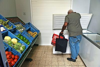 Bij een sociale kruidenier mogen behoeftigen zelf kiezen wat ze nodig hebben. © Belga Image