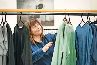 Voor modeontwerper Abelone Wilhelmsen heeft elk kledingstuk zijn verhaal. © Nele Vandermaesen