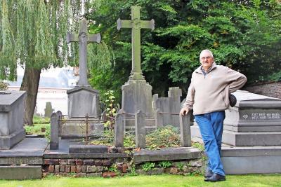 Paul Callens op de begraafplaats in Tielt: „Deze priestergraven blijven toch.” © Jozefien Van Huffel