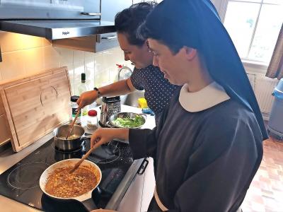 Zuster Emmanuël Maas leert dat vegetarisch koken niet moeilijker is dan een reguliere maaltijd bereiden. © Clarissen Megen