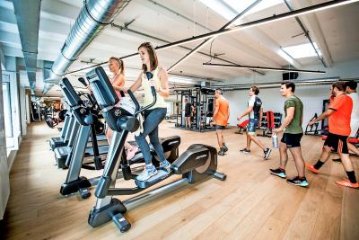 Het West-Vlaamse Decospan investeerde in onder meer een fitnessruimte vanuit de filosofie ‘een gezonde geest in een gezond lichaam’. © Emy Elleboog