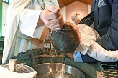 De reguliere bedienaars van het doopsel zijn een bisschop, een priester of een diaken. © KNA-Bild