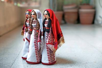 Poppetjes uit Palestina illustreren hoe textiel een daad van verzet kan zijn. © Mashid Mohadjerin