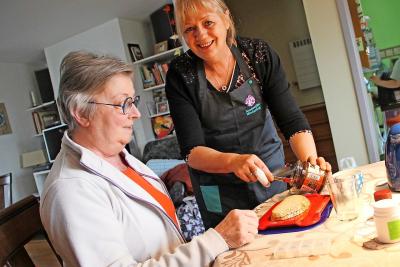 Linda Vermeylen (rechts) weet perfect hoe Huguette Devriendt graag ontbijt. © Jozefien Van Huffel