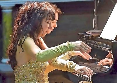 Eliane Rodrigues speelt een van slechts vijf quatre-mains van Beethoven. © Eliane Rodrigues