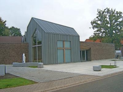 De veel kleinere nieuwe kerk in Lutselus-Diepenbeek lijkt aan de buitenzijde op een moderne woning. © Bisdom Hasselt