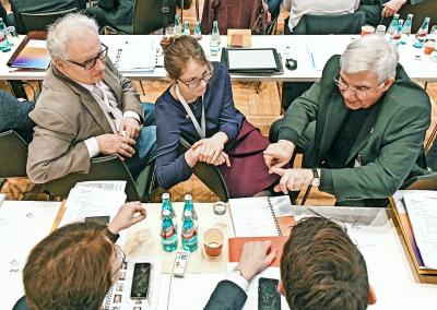Discussie tussen een bisschop en leken-deelnemers aan Der Synodale Weg in Duitsland. © KNA-Bild