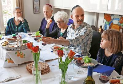 Kan de seidermaaltijd, hoogtepunt van het joodse paasfeest, ook digitaal? © Belga Image