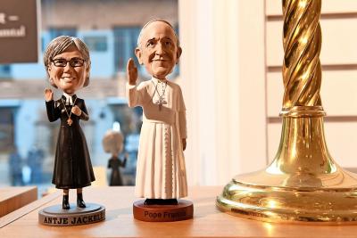 Souvenirbeeldjes van paus Franciscus met een Zweedse lutherse bisschop. © Belga Image