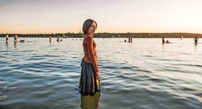 Een duik in de Wannsee symboliseert de vrijheid die Esty vindt in Berlijn. ©Anika Molnar/Netflix