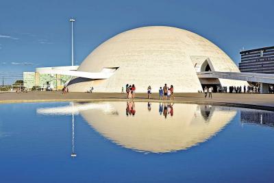 Architect Oscar Niemeyer zette in de nieuwe Braziliaanse hoofdstad Brasilia in 2006 onder meer dit Nationale Museum neer. © Belga Image