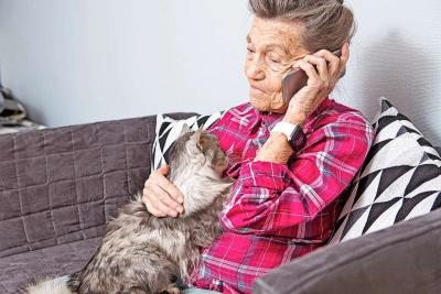 Ouderen zijn vaak het doelwit van telefoonfraude. © Belga Image